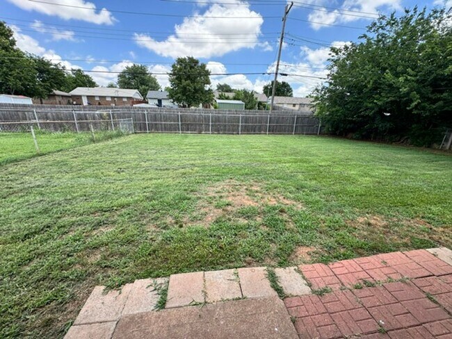 Building Photo - 3 bed one bath ready for move in , Moore Schools!
