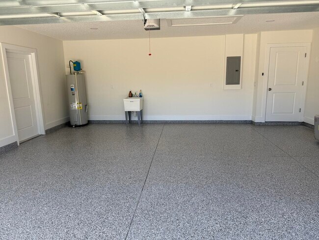 Building Photo - 611 Queen Rd