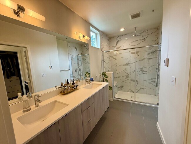 Building Photo - West Seattle/Pigeon Point Townhome