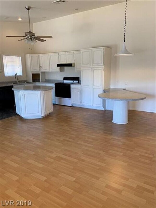 Building Photo - Spacious Single-Story Home with Large Lot & No HOA
