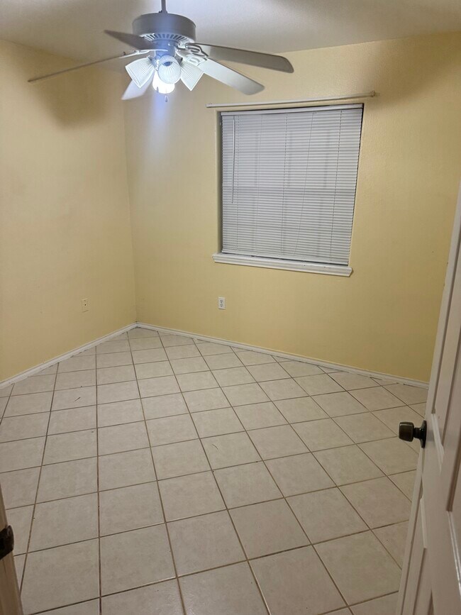 Building Photo - 25 Camino Bronce