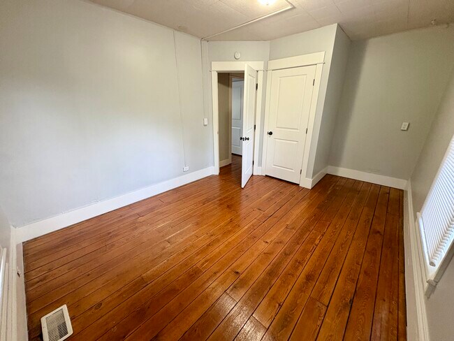 Building Photo - 704 Coit Ave NE