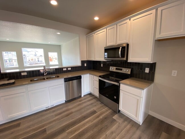 Building Photo - Beautiful BRAND NEW townhome in Chimney Park!