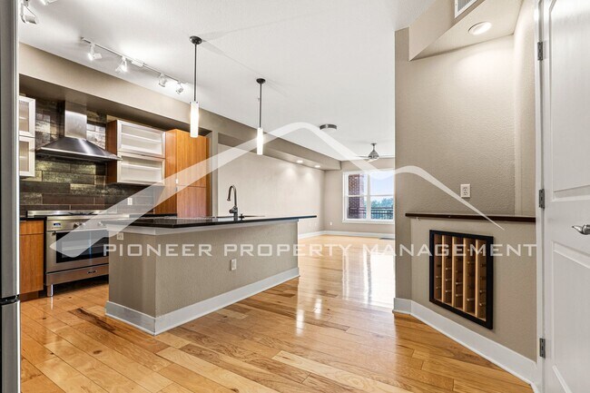 Building Photo - Gorgeous Condo with Mountain Views and Washer/Dryer