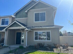 Building Photo - 3 bed, 2.5 bath townhouse in CDA Place!