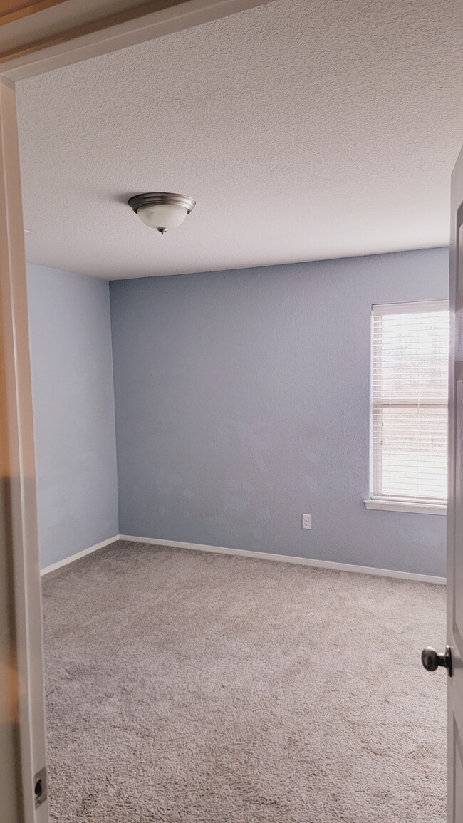 Building Photo - 904 SW Green World St