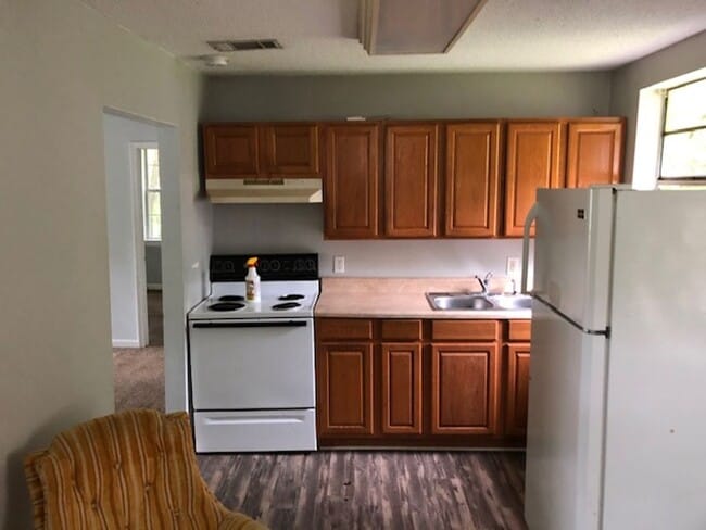 Building Photo - One bedroom - partially furnished