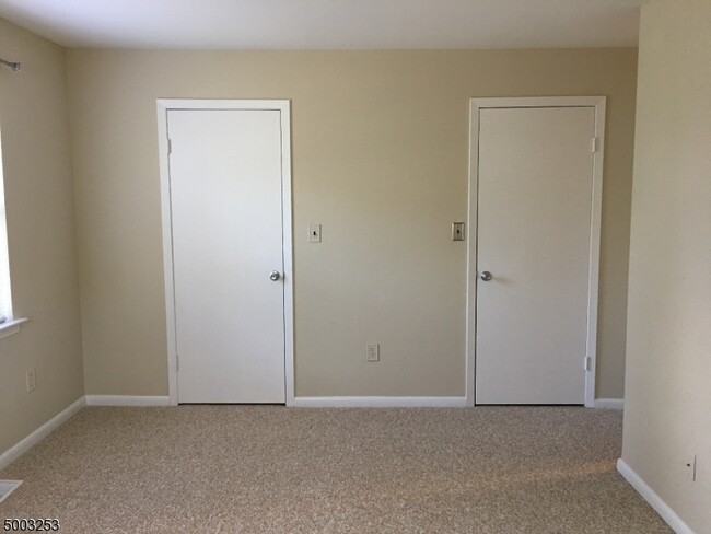 Building Photo - 915 Yorkshire Dr