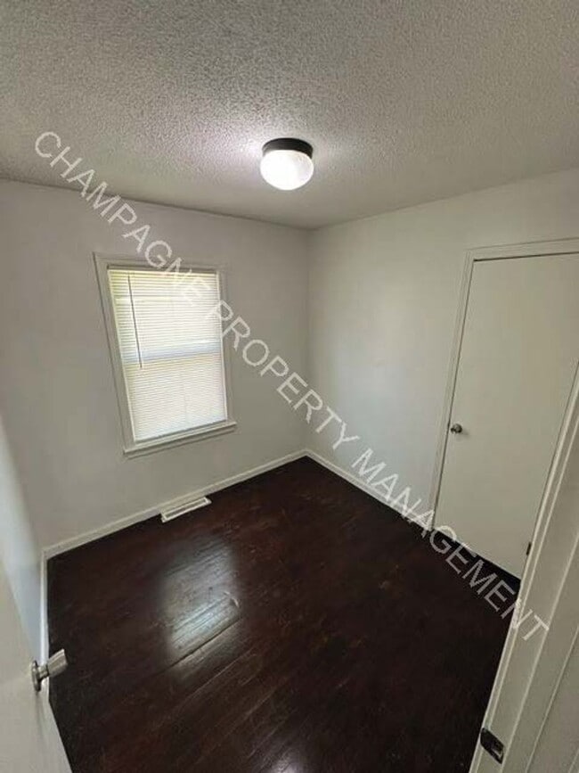 Building Photo - Home in Ruskin Heights