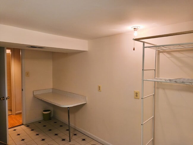 Building Photo - Centrally Located McLean Home with Ample S...