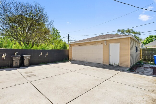 Building Photo - 27 E 101st Pl