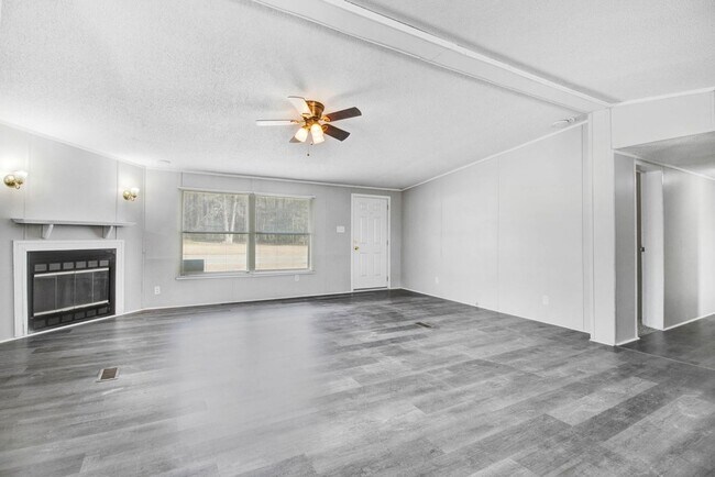 Building Photo - SPACIOUS 3 BR | 2 BA Manufactured Home in Pikeville