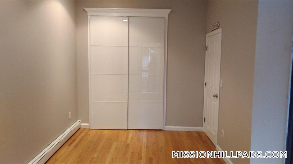 Building Photo - 390 Riverway
