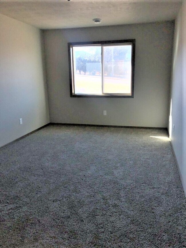 Building Photo - Spacious, Modern East Side Town Home