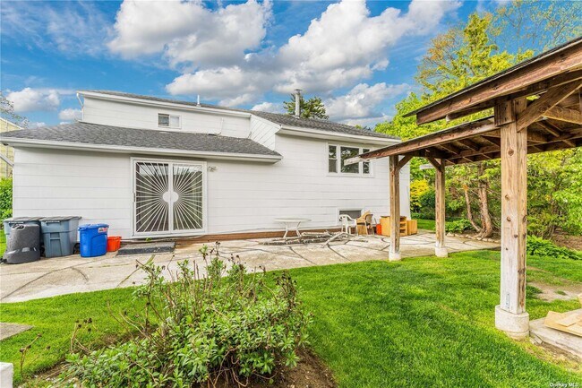 Building Photo - 747 Iris Pl