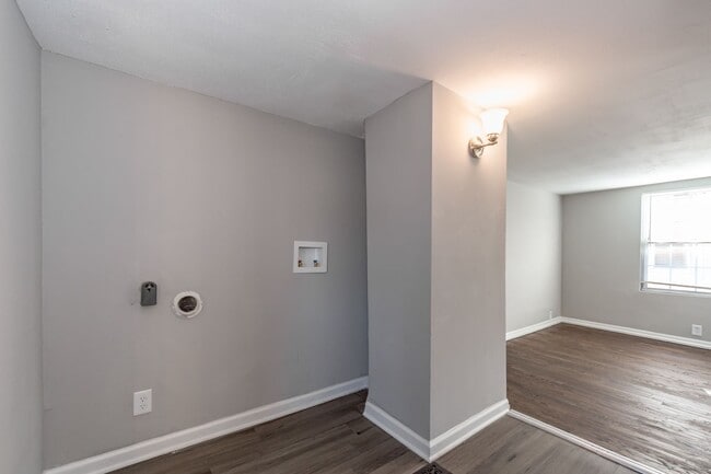 Building Photo - Beautifully Renovated 3-Bed, 2-Bath Home w...