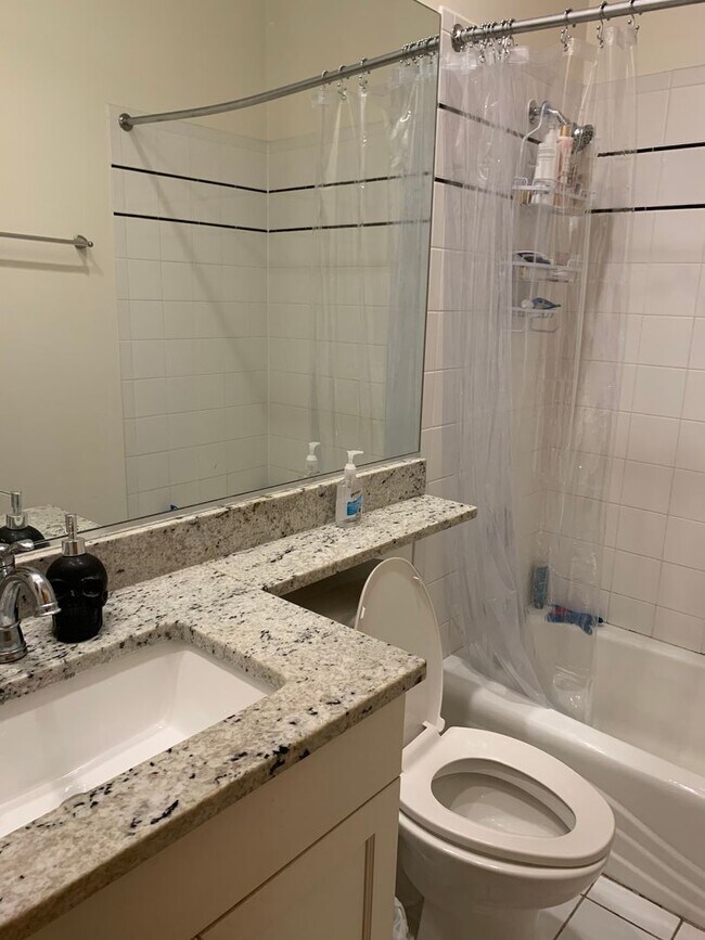 Building Photo - Very Spacious 5 BR/3 BA Duplex in Lincoln ...