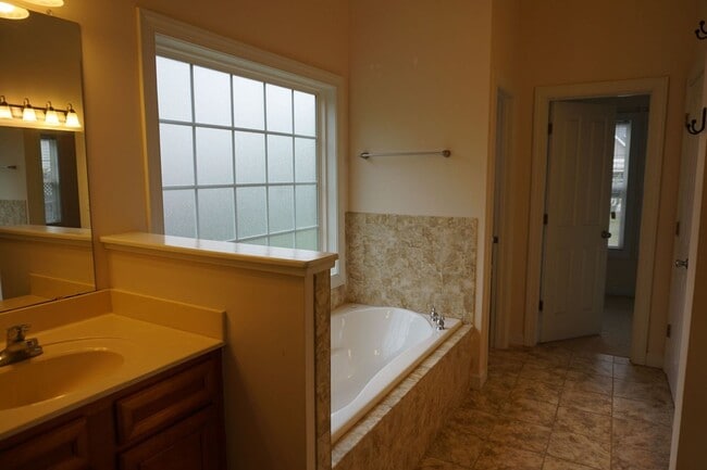 Building Photo - 3 Bedroom 2.5 Bathroom with a Bonus Room located in Creeks Edge Subdivision in Sneads Ferry!