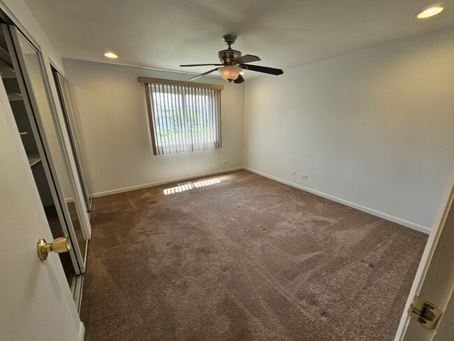Building Photo - 829 Pondview Ct