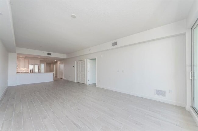 Building Photo - 125 Island Way