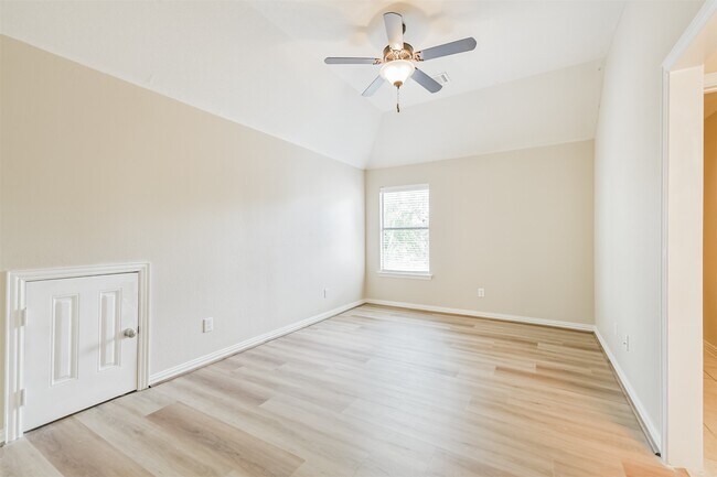 Building Photo - 8902 Lilac Springs