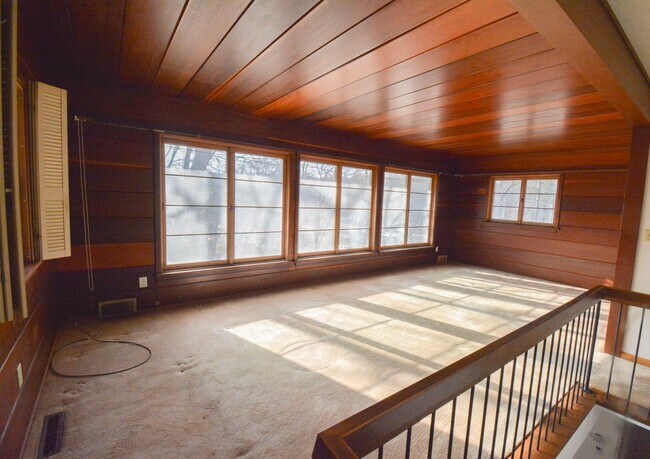 Building Photo - Character-Filled 3 Bedroom on Historic Pill Hill Available NOW!