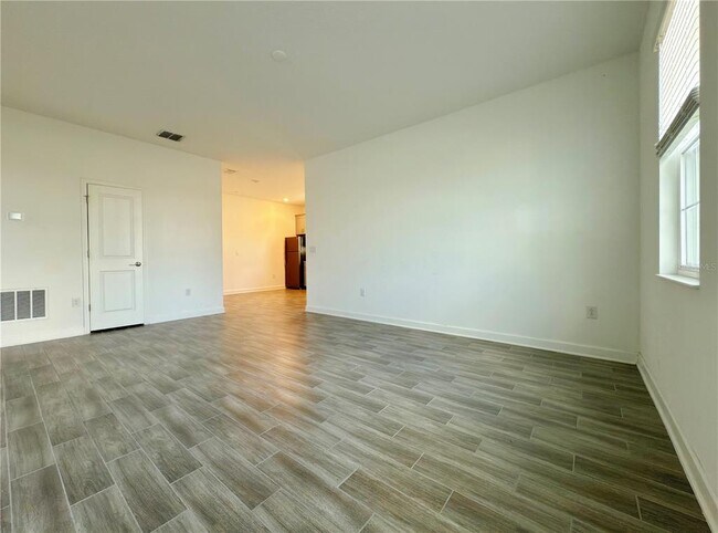 Building Photo - 5001 Center Ct
