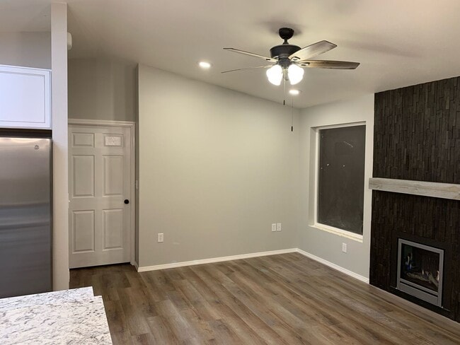 Building Photo - 1 Bedroom/1 Bathroom -- Fantastic Palmer Location!