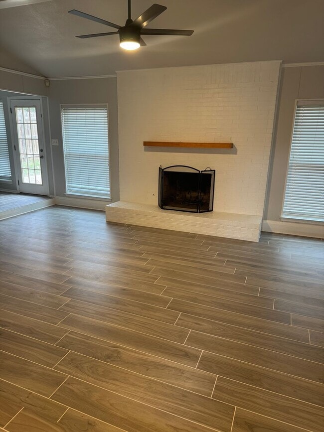 Building Photo - 5921 Pleasant Hill Dr