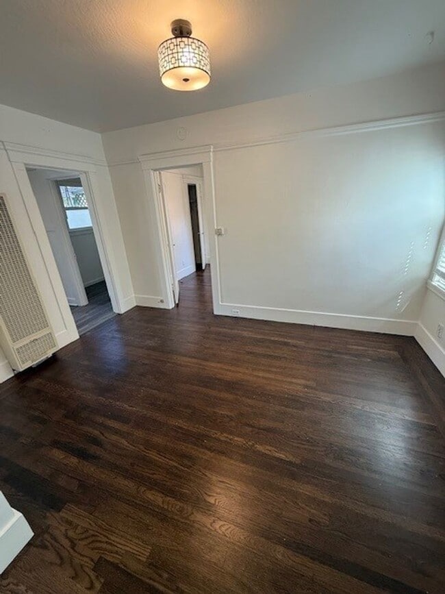 Building Photo - Burlingame Charming One-Bedroom Home