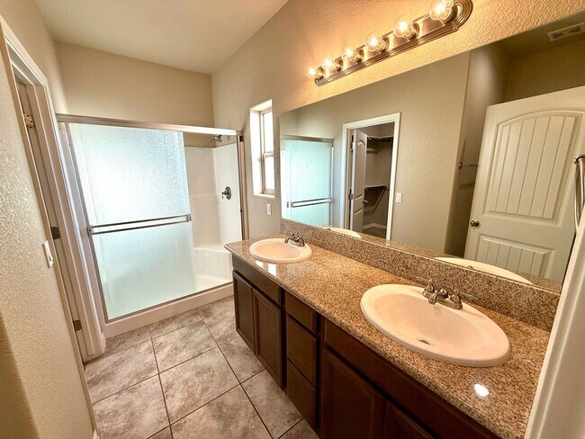 Building Photo - Beautiful 3 Bedroom with 3 Car Garage- Available Now!