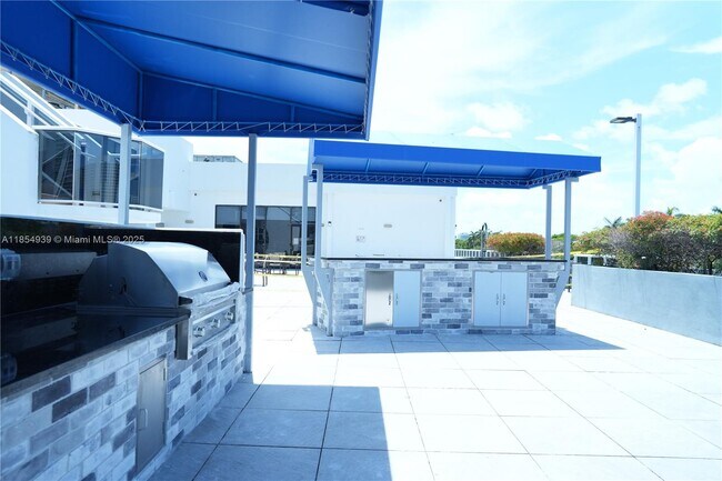 Building Photo - 3675 N Country Club Dr