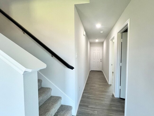 Building Photo - Stunning New Build with 5 Bedrooms & Moder...