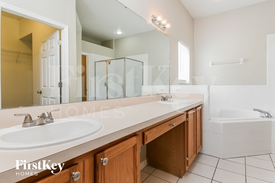 Building Photo - 495 Lancer Oak Dr