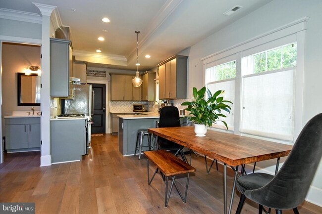 Building Photo - 1540 Levis St NE