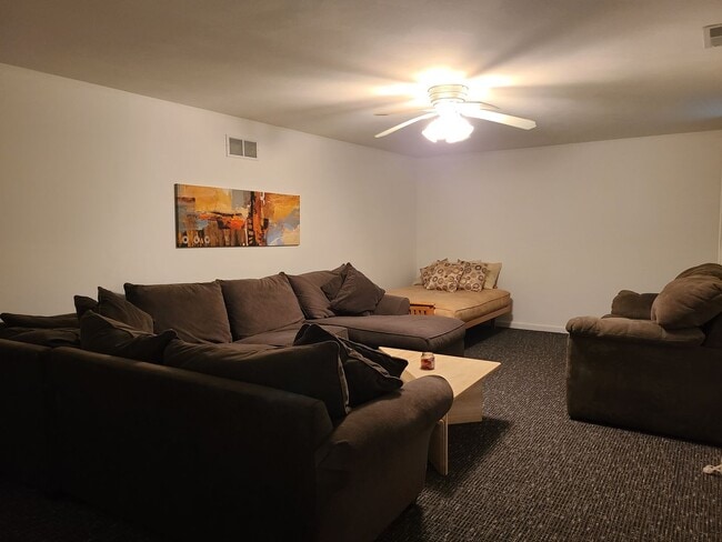 Building Photo - Beautiful 3 Bedroom House - Cozy Up This W...