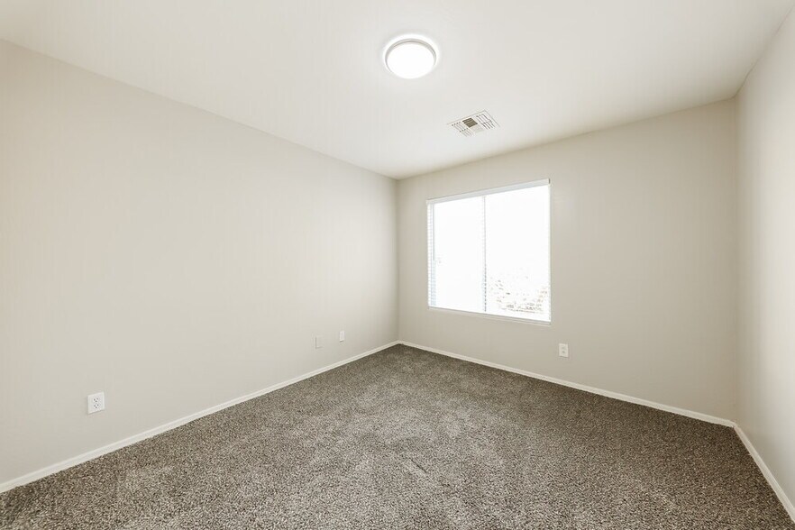 Building Photo - 15189 W Woodlands Ave