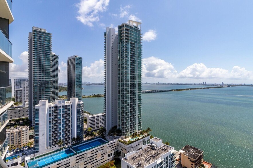 Building Photo - 460 NE 28th St