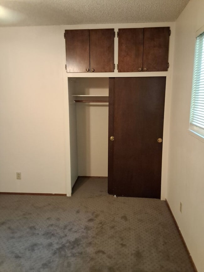 Building Photo - 3 bed/1.5 bath on large corner lot