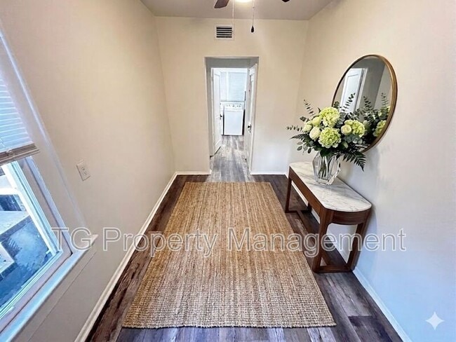 Building Photo - 2561 Rosselle St