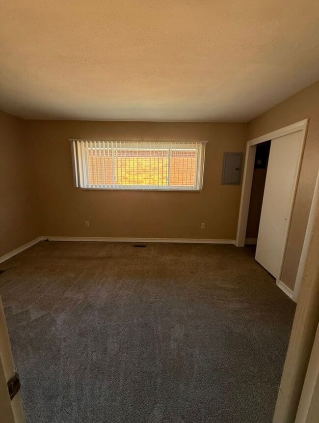 Building Photo - 3040 Southdale Dr