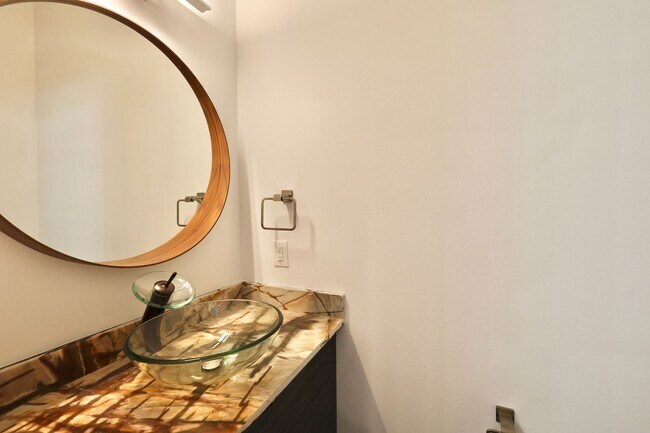 Building Photo - 902 Montana St