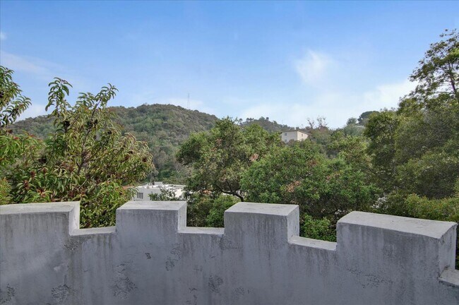 Building Photo - 8527 Wonderland Ave
