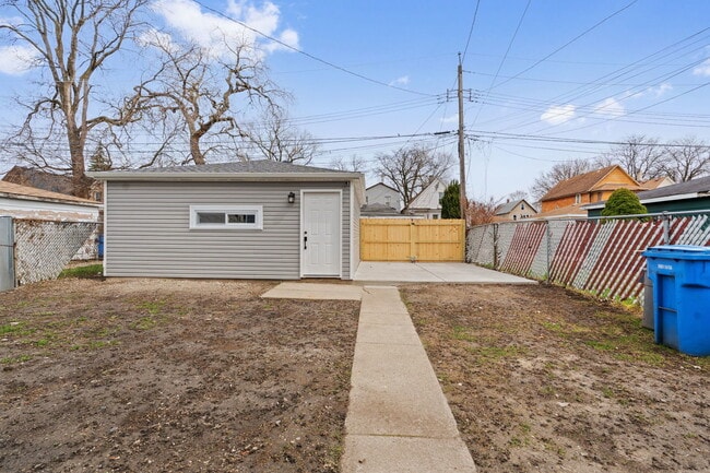 Building Photo - 9419 S St Lawrence Ave