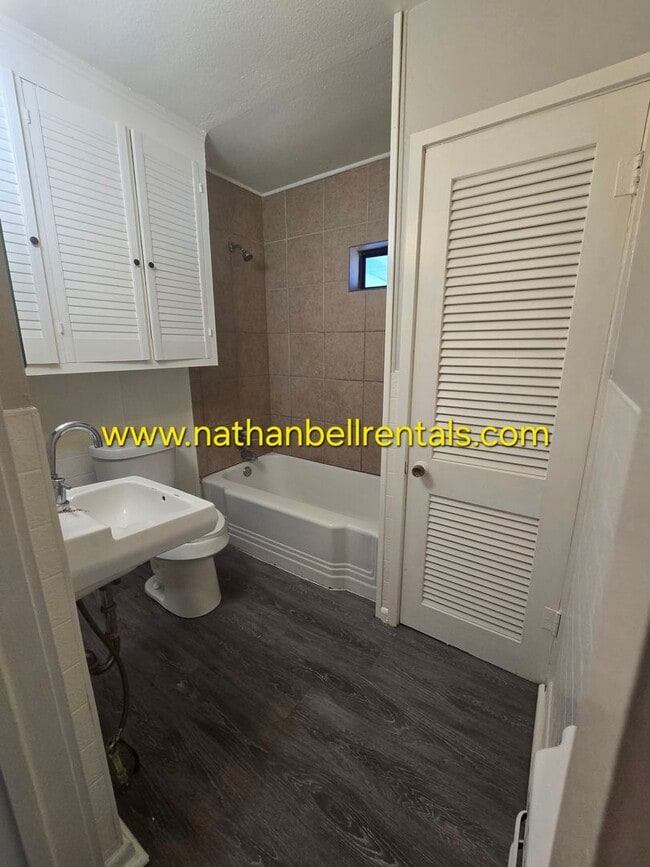 Building Photo - Single-Family Home: 3 Bed, 2 Bath