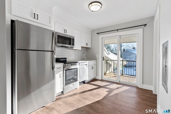 Building Photo - 969 Hopmeadow St