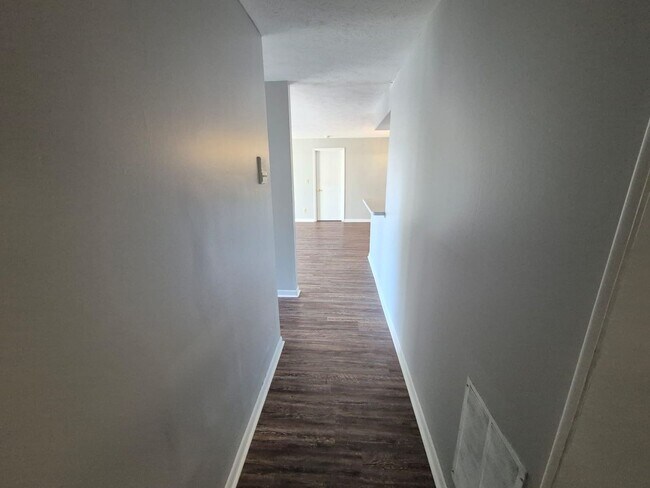 Building Photo - 10 Creekwood Dr