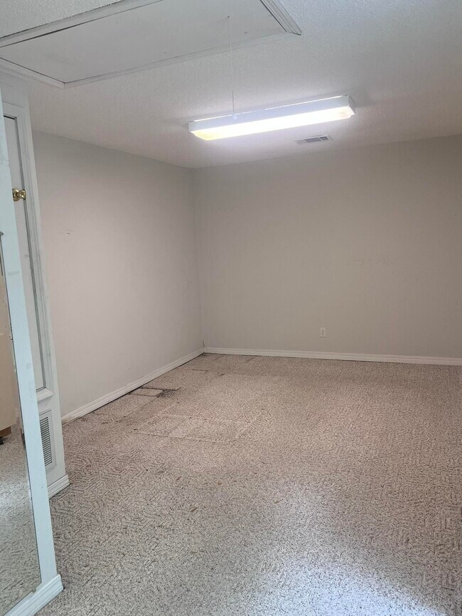 Building Photo - 395 Lake Holley Cir
