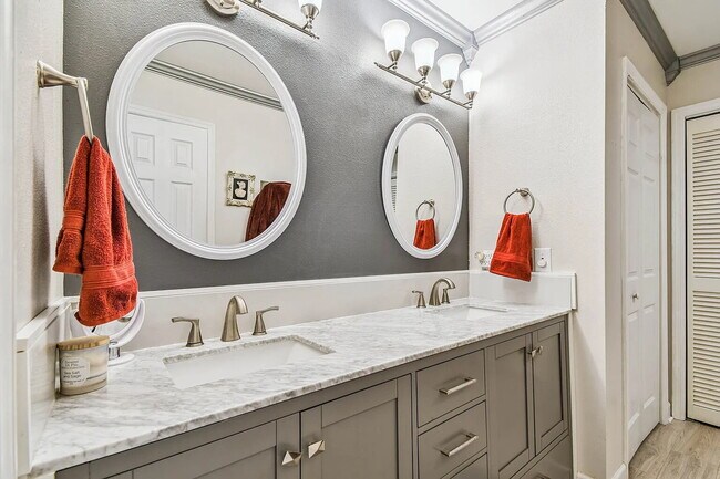 Building Photo - "Charming 3-Bed, 2-Bath Oasis at 1011a Sou...