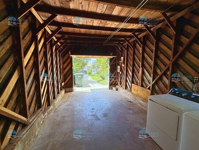 Building Photo - 304 N Rios Ave
